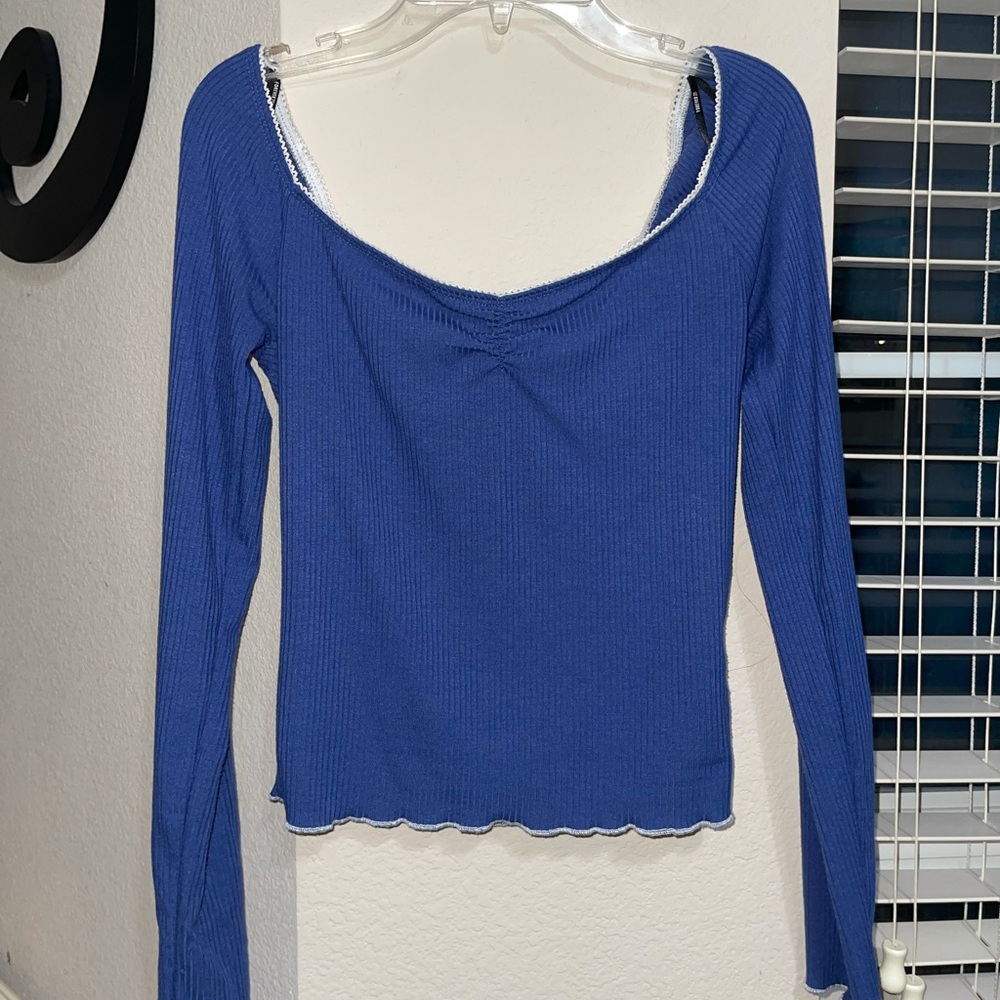 Dark blue long sleeve ribbed top in size Small.